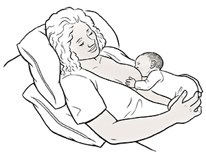Người phụ nữ cho con bú ở tư thế tựa lưng thoải mái.