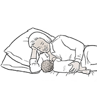 Người phụ nữ cho con bú ở tư nằm nghiêng.