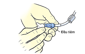 Cận cảnh đôi tay dùng gạc cồn vệ sinh đầu tiêm của đường truyền trung tâm.